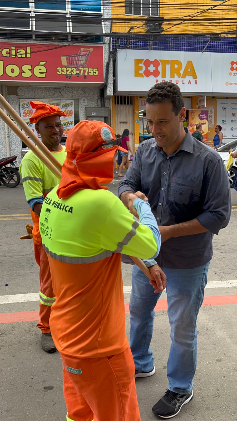 Campanha de Douglas Camargo parece que tomou as ruas com o gesto do “C” de Camargão