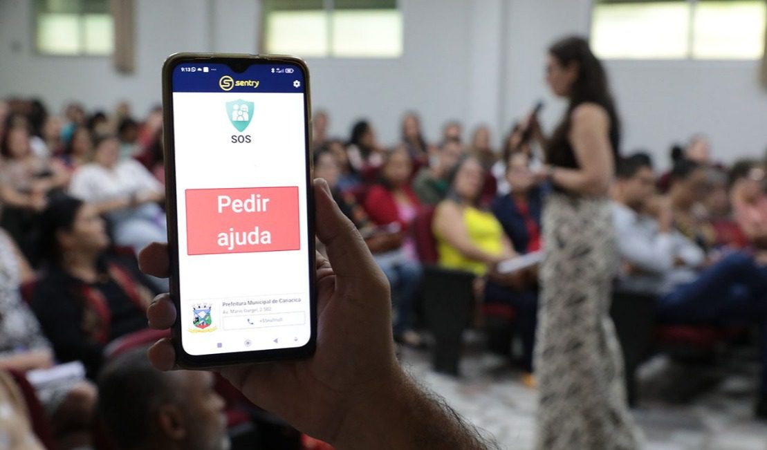 Botão do pânico que será implementado nas escolas da rede municipal de Cariacica foi apresentado para as forças de segurança nesta quarta-feira (12)