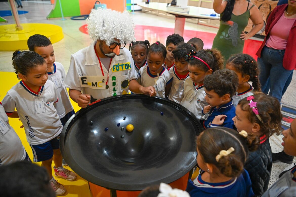 Crianças e estudantes se encantam com programação de aniversário