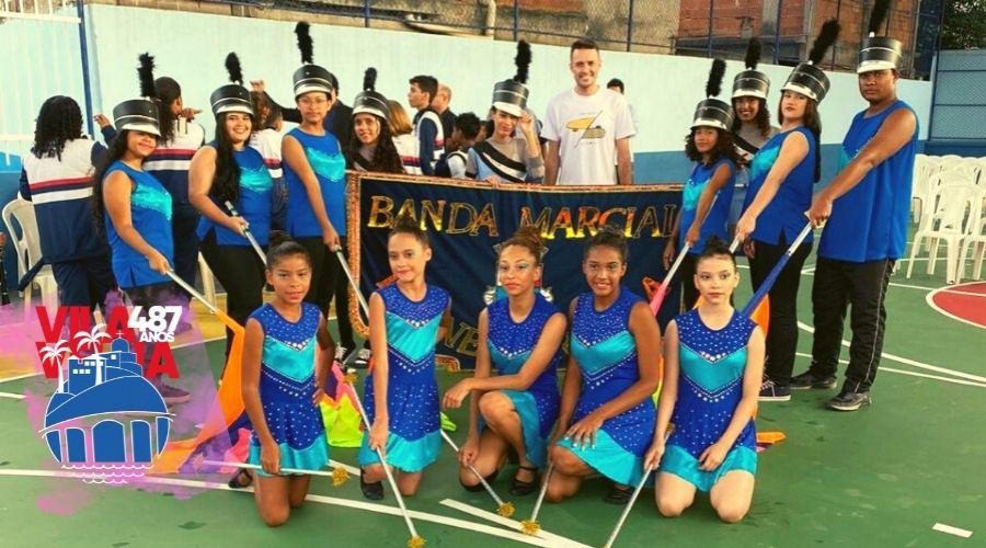 Mais de mil alunos participando do desfile cívico-militar em 23 de Maio