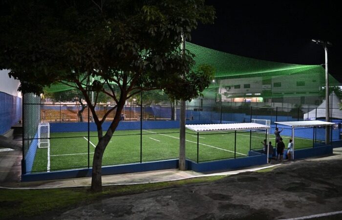 Bairro Grande Vitória ganha novo campo de grama sintética para práticas esportivas e lazer