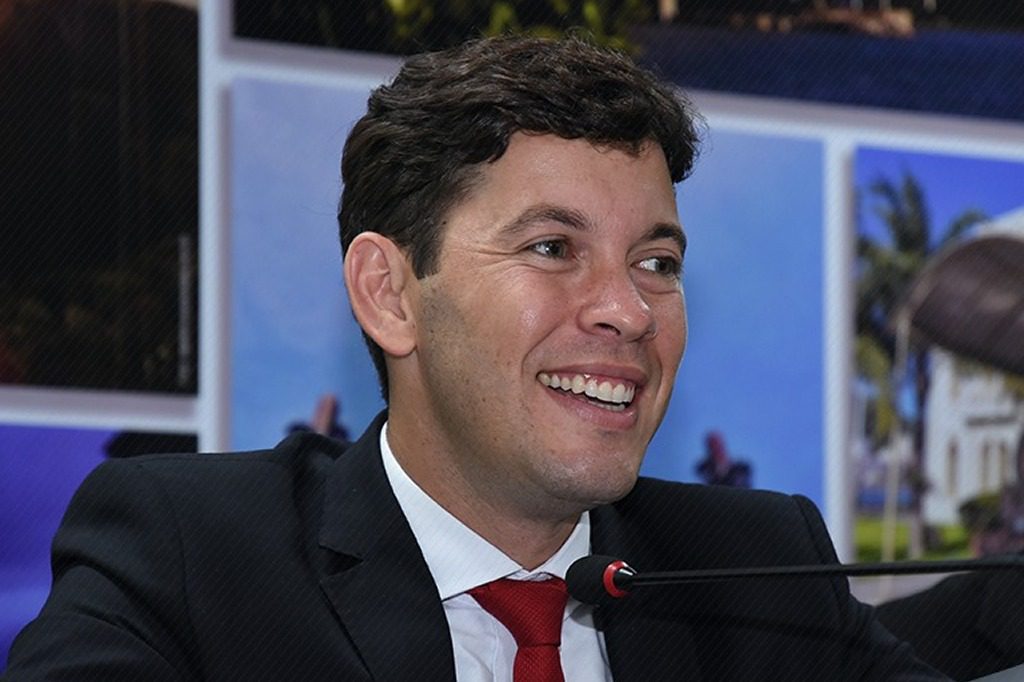 Prefeito de Vila Velha assina PL que concede 44,5% de aumento a Conselheiros Tutelares
