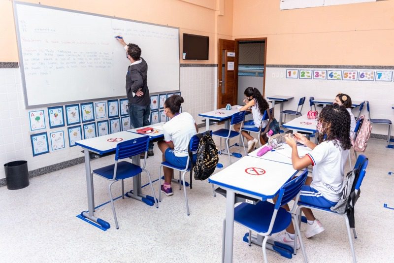 Gratificação é concedida aos servidores da Educação pela Prefeitura de Vitória