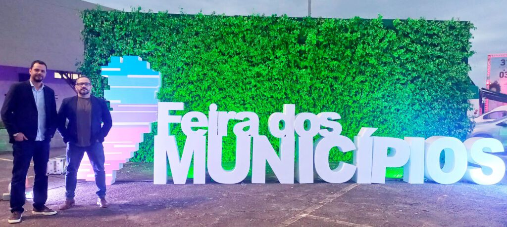 Os Idealizadores da revista e sócios do CNES (Consórcio de Notícias do Espírito Santo.) Giulliano e Arnóbio na feira dos municípios no pavilhão de Carapina.