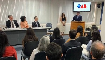 OAB-ES concede licenças a novos advogados em cerimônia de entrega de carteiras