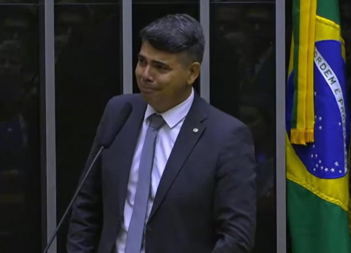 Tumulto e Agressões Marcam Sessão de Promulgação da Reforma Tributária na Câmara dos Deputados
