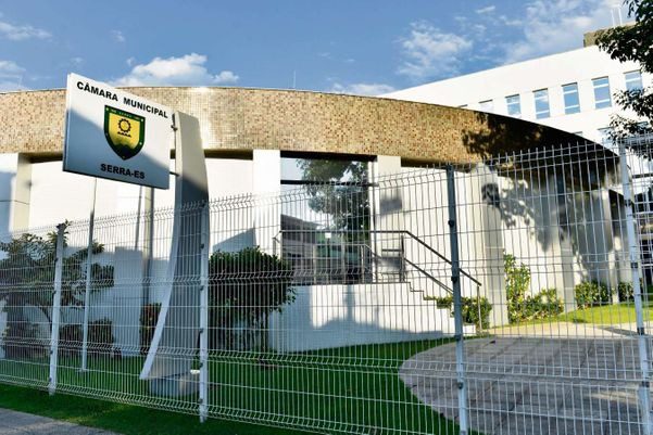 Vereadores da Serra recebem críticas por reajuste enquanto população enfrenta desafios