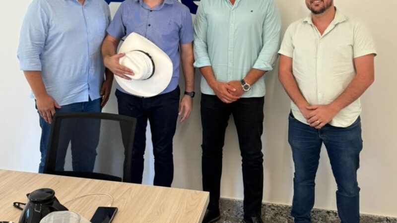 Muribeca visita setor empresarial da Serra na companhia de Erick Musso