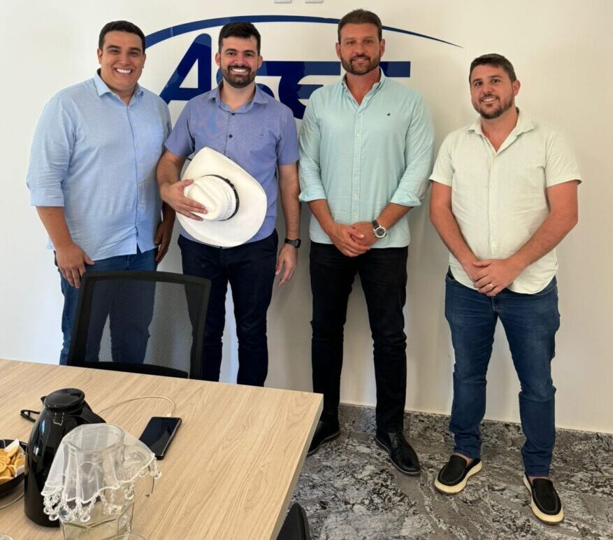 Muribeca visita setor empresarial da Serra na companhia de Erick Musso