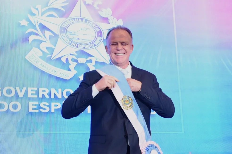 Governador do Espírito Santo, Renato Casagrande, surpreende ao iniciar o sábado de carnaval capinando