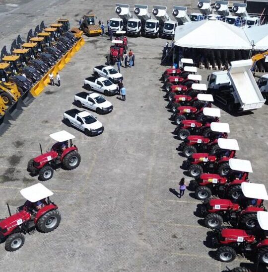 Associações agrícolas de Colatina recebem novos tratores