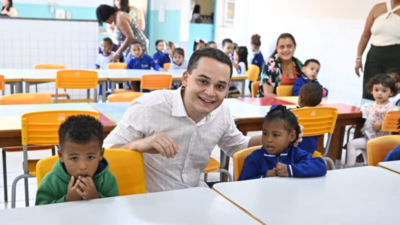 Entrega de novos tênis para crianças do CMEI do Bairro Grande Vitória realizada por Pazolini