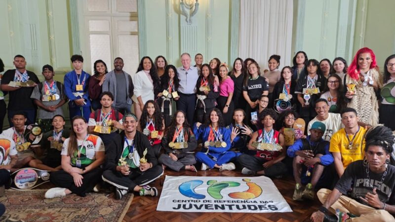 Jovens medalhistas dos centros de referência da juventude são recebidos pelo Governador