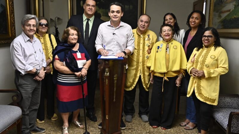 Prefeito Pazolini Aprova Lei do Cartão do Estudante Leitor em Vitória