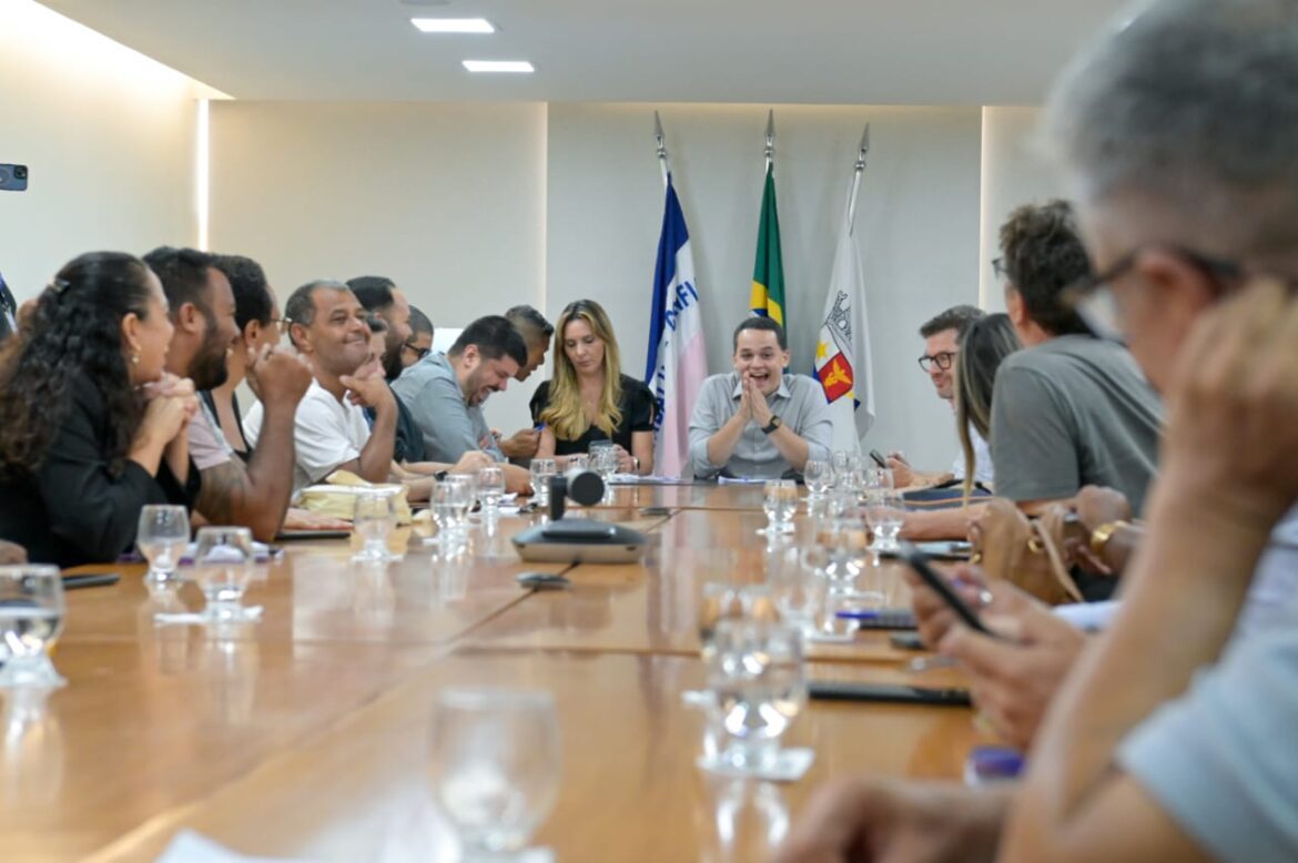 Prefeito Pazolini reúne secretários e líderes da comunidade na PMV em tarde de diálogo e alinhamento