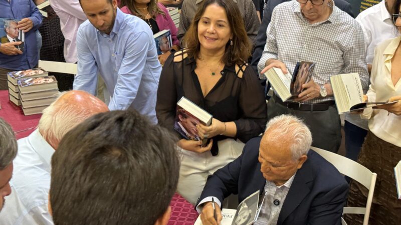 Pré-lançamento da biografia de Theodorico Ferraço emociona Cachoeiro e reúne lideranças políticas