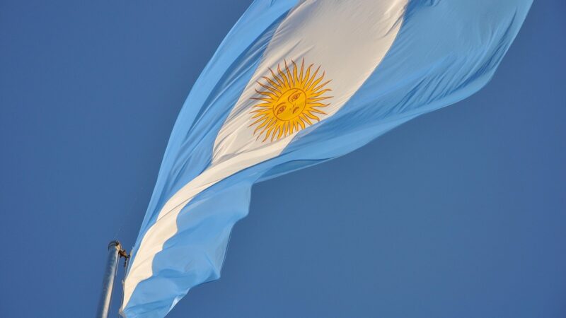 Argentina vai baixar impostos para importar celulares; preço do iPhone 16 pode ficar menor do que no Brasil