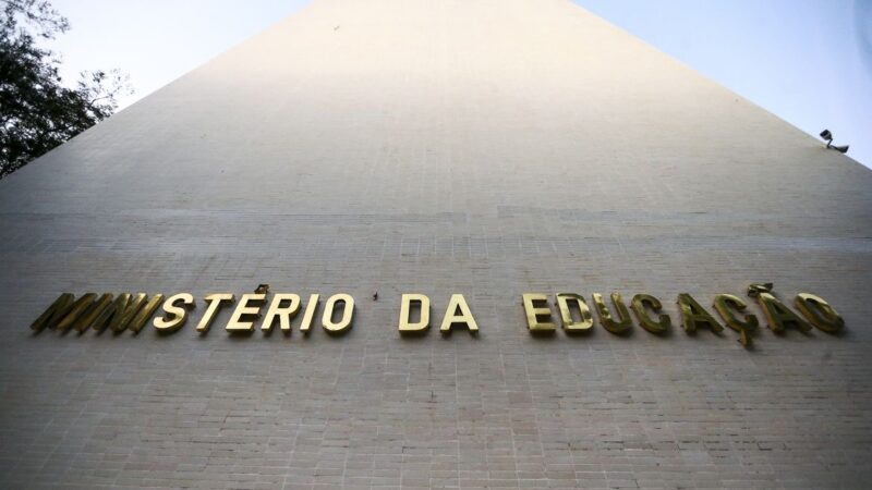 MEC elimina formato EAD para 5 cursos e diminui limite de aulas online