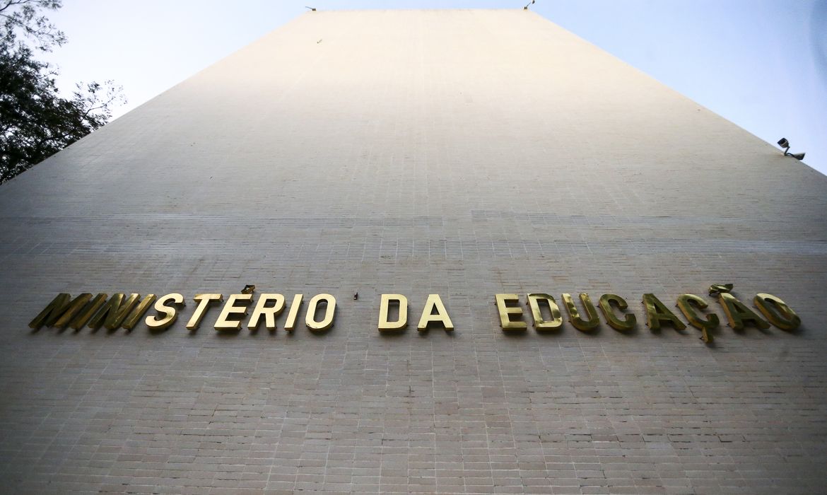 MEC elimina formato EAD para 5 cursos e diminui limite de aulas online