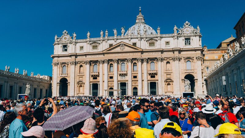 Fumaça branca revela que a Igreja tem agora novo Papa