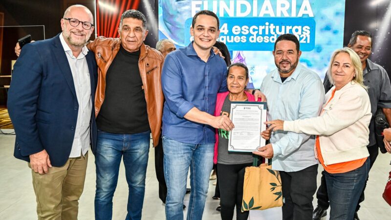 Regularização fundiária: Pazolini entrega escrituras públicas a famílias do Bairro Resistência