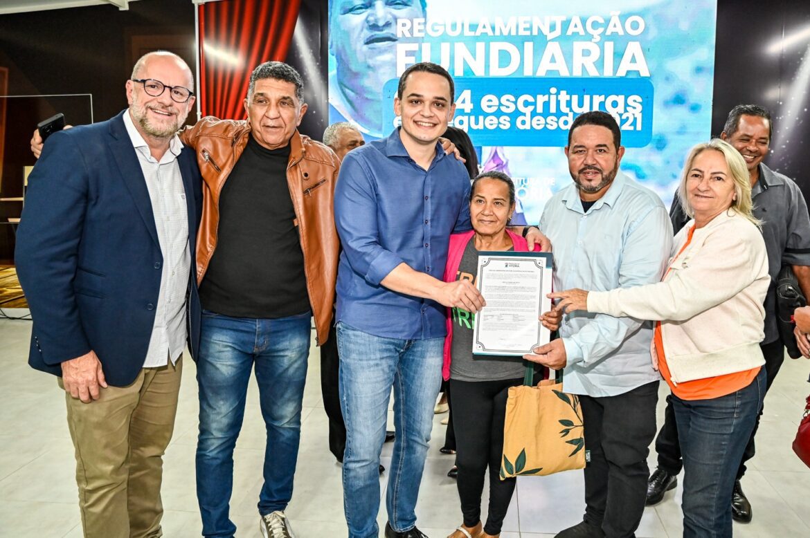 Regularização fundiária: Pazolini entrega escrituras públicas a famílias do Bairro Resistência