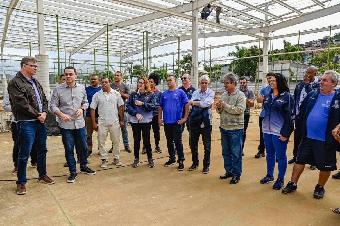 Pazolini e Evair de Melo visitam obra de cobertura das quadras do Tancredão seguem a todo vapor
