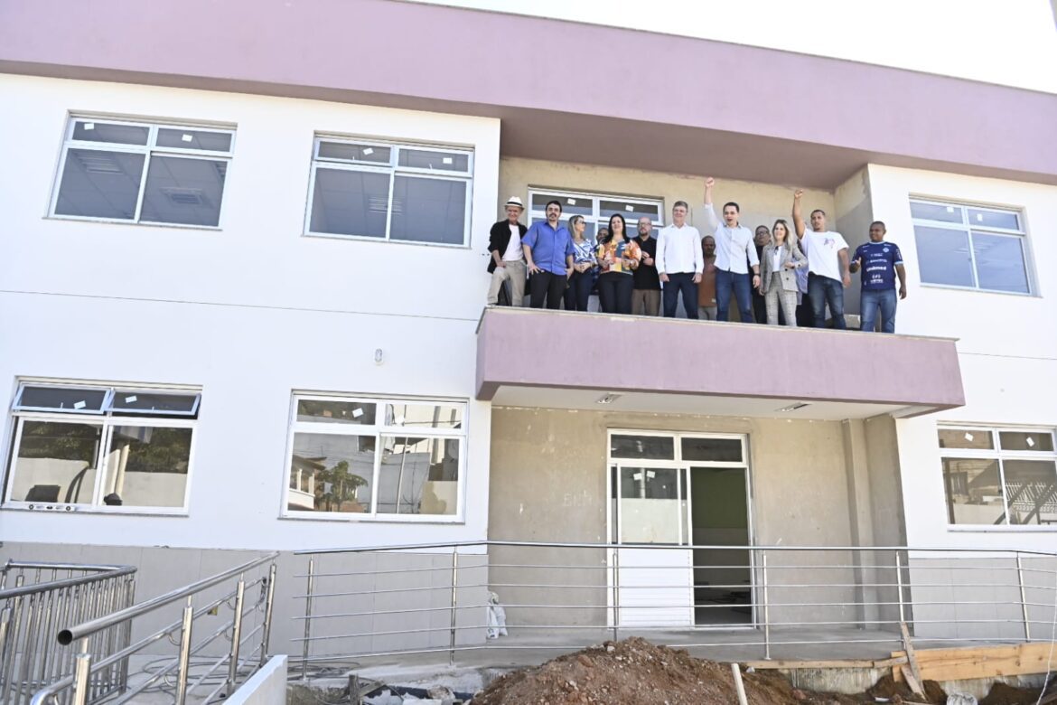 Pazolini e lideranças comunitárias visitam visita obra do CRAS de Itararé
