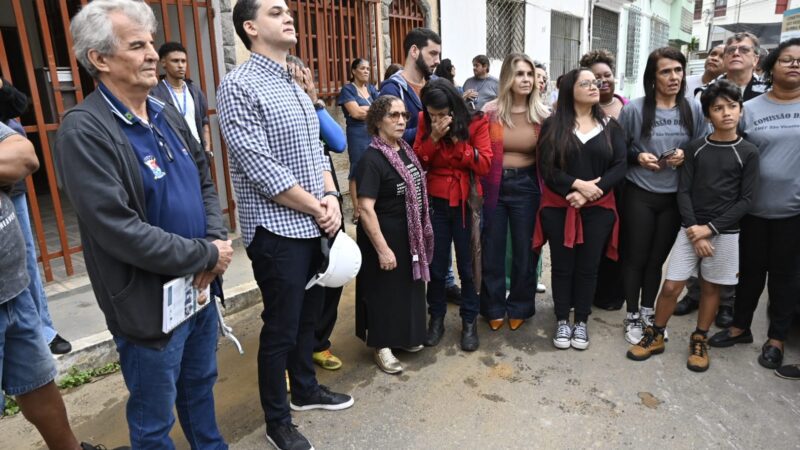 Pazolini e lideranças comunitárias visitam obras da nova EMEF São Vicente de Paulo no centro de Vitoria