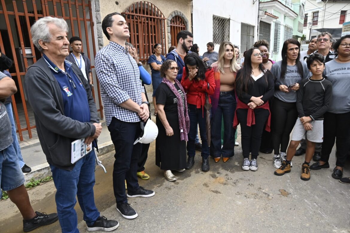 Pazolini e lideranças comunitárias visitam obras da nova EMEF São Vicente de Paulo no centro de Vitoria