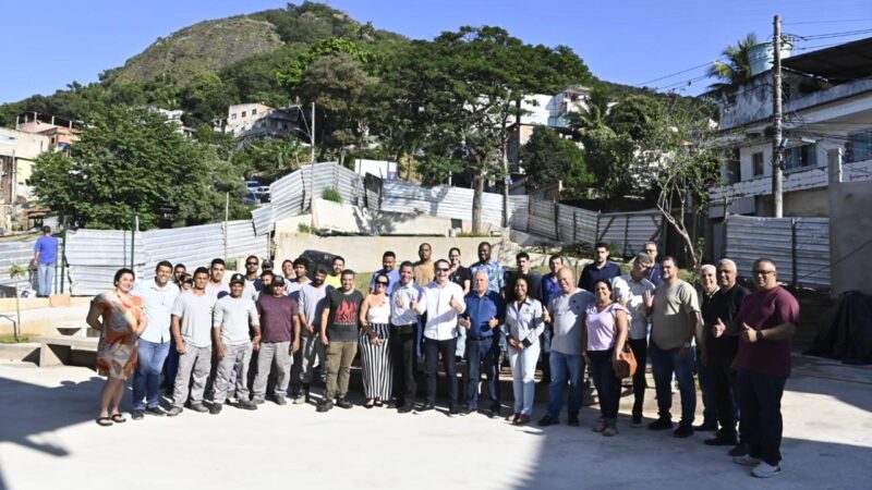 Pazolini, vereadores e lideranças comunitárias visitam obras do complexo esportivo do Morro do Macaco (Alto Tabuazeiro)