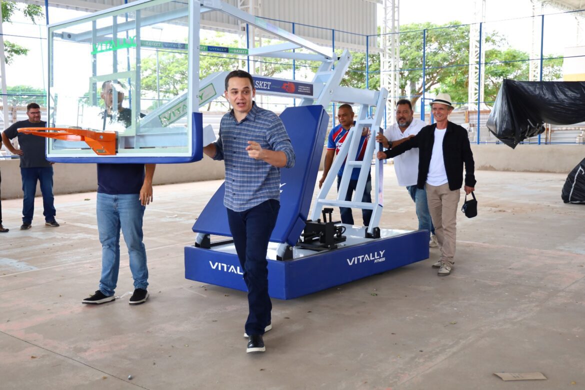 Pazolini visita cobertura da quadra da Praça do HI-FI, em Goiabeiras que está com 80% das obras concluídas