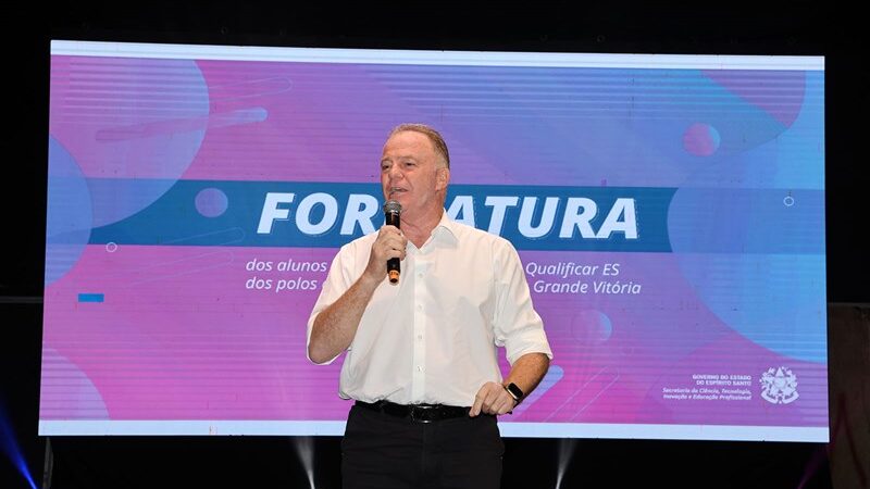Mais de 1,5 mil alunos da Grande Vitória recebem certificados e kits do Programa QualificarES