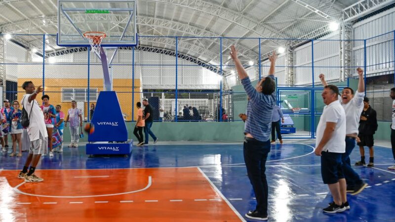 Pazolini e lideranças comunitárias da Grande Goiabeiras inauguram nova da quadra do Hi-Fi