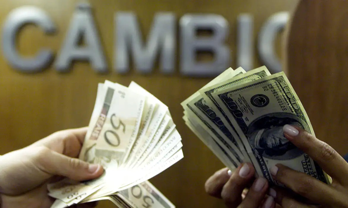 Dólar fecha em queda após conversa entre Lula e Trump; bolsa recua com realização de lucros