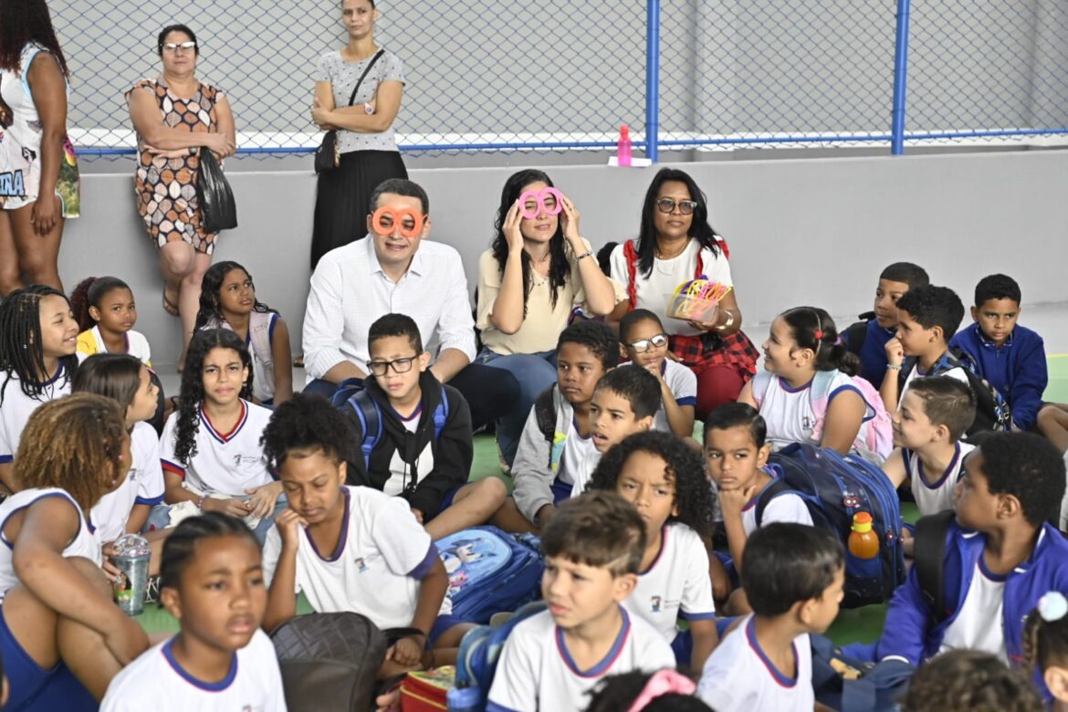 Pazolini acompanha primeiro dia de aula na nova EMEF Ronaldo Soares, em Resistência