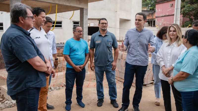 Pazolini e lideranças comunitárias visitam obra da nova Unidade de Saúde e do CRAS de Grande Vitória