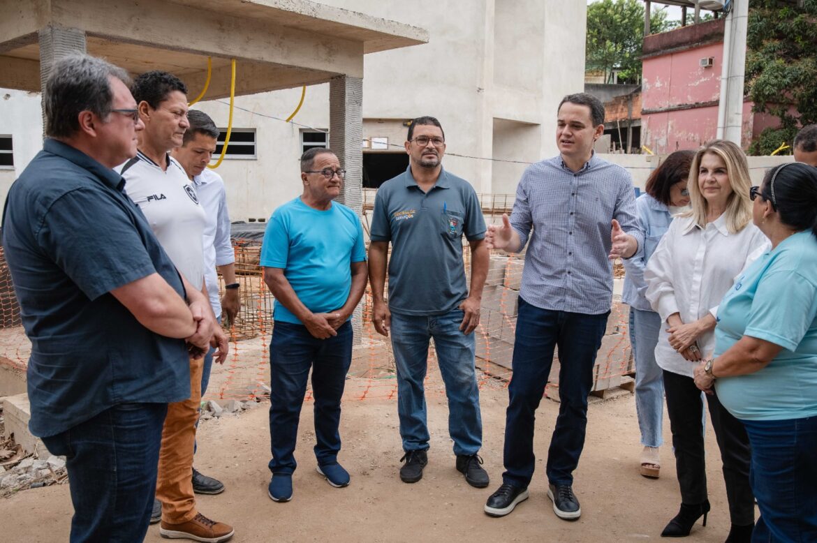 Pazolini e lideranças comunitárias visitam obra da nova Unidade de Saúde e do CRAS de Grande Vitória