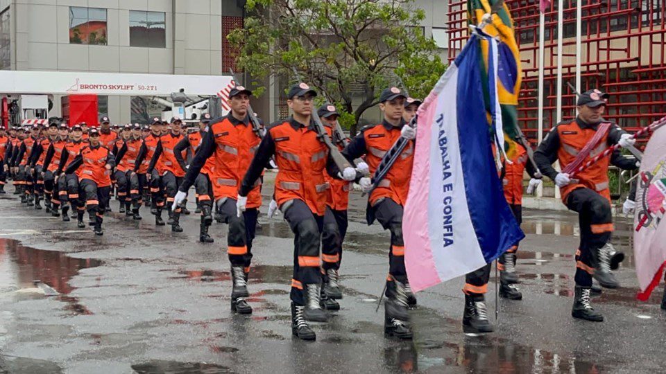 Corpo de Bombeiros comemora 113 anos com solenidade, novas viaturas e homenagens