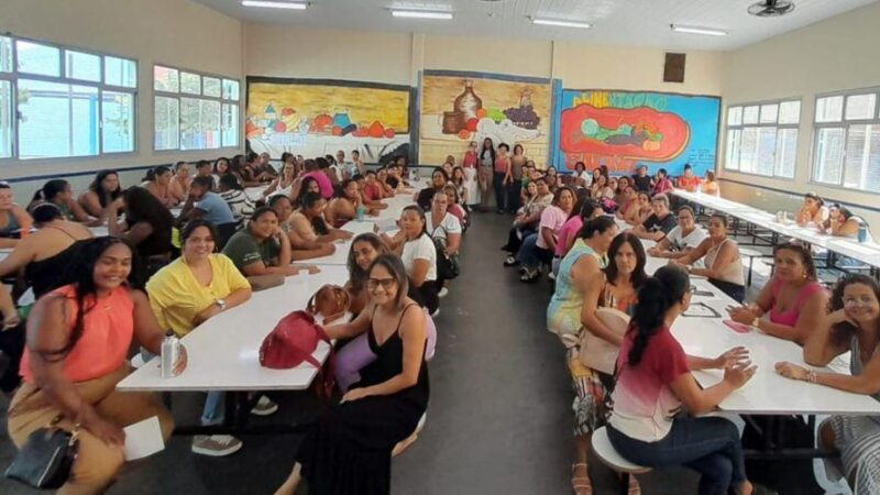 Merendeiras passam por capacitação antes da volta às aulas