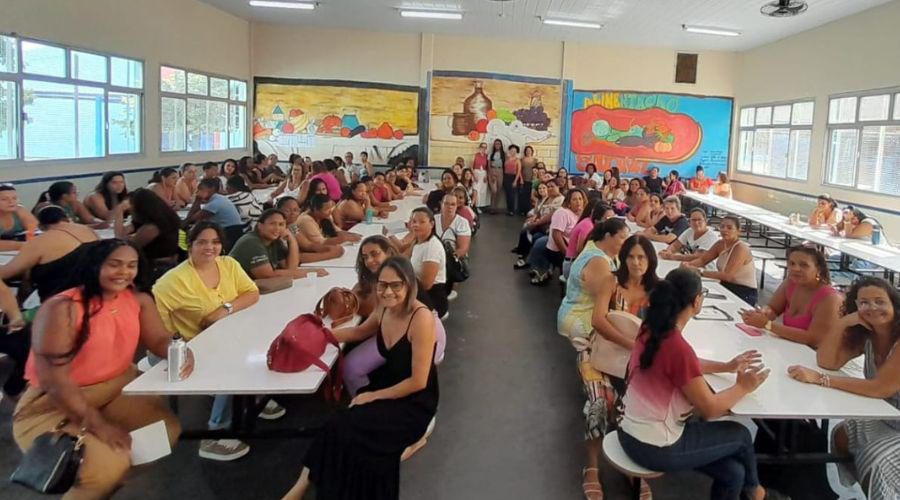 Merendeiras passam por capacitação antes da volta às aulas