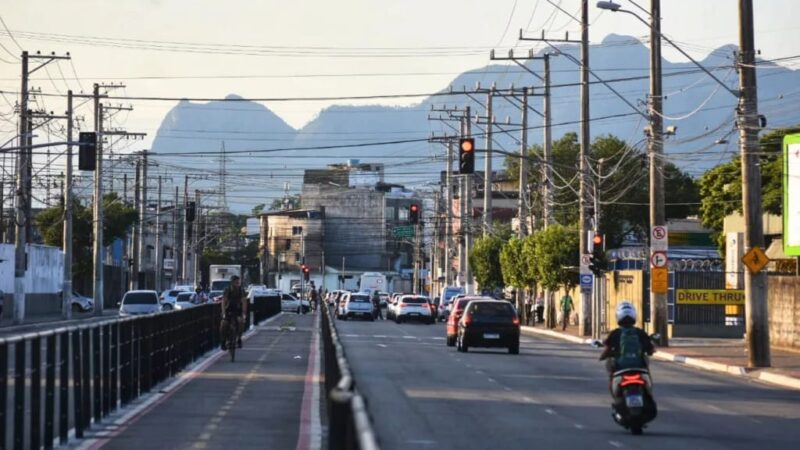 Rompimento de tubulação da Cesan provoca danos ao novo asfalto da Avenida Leitão da Silva