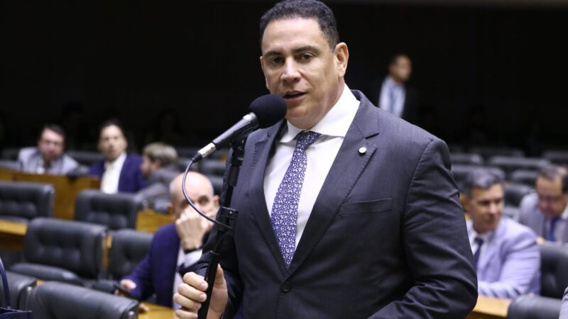 Deputado Da Vitória reage a projeto que endurece regras para carros com mais de 5 anos