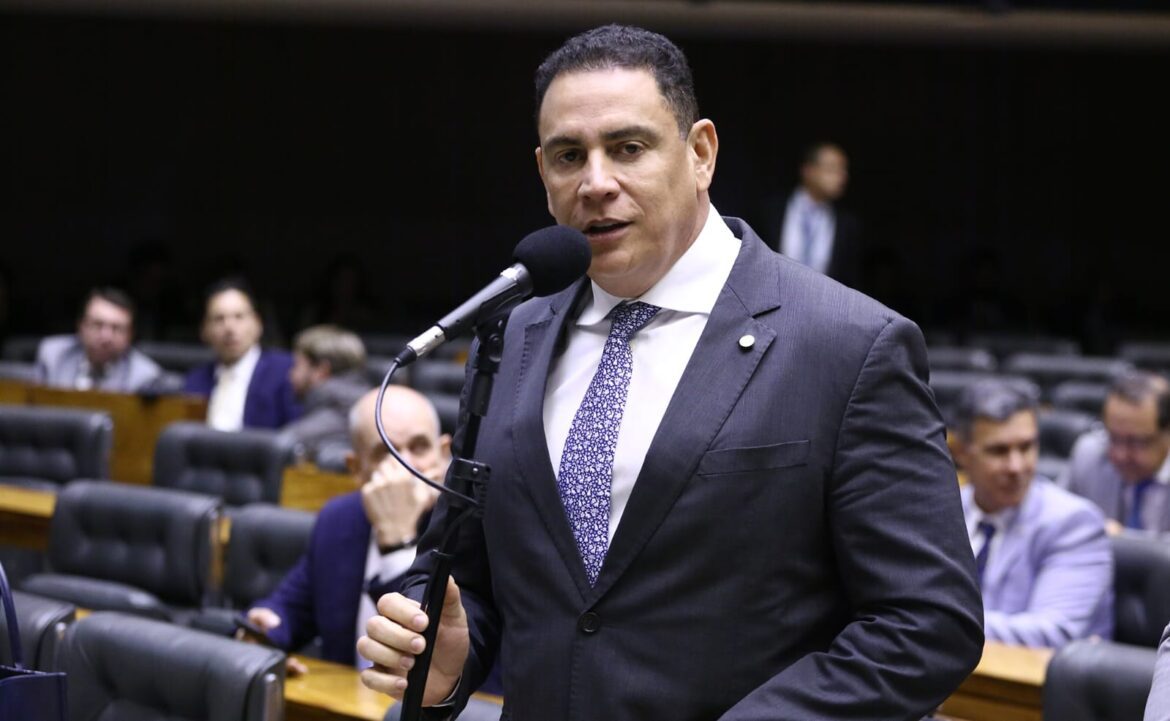 Deputado Da Vitória reage a projeto que endurece regras para carros com mais de 5 anos