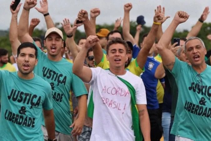 Nikolas Ferreira conduz caminhada com a presença do deputado Callegari