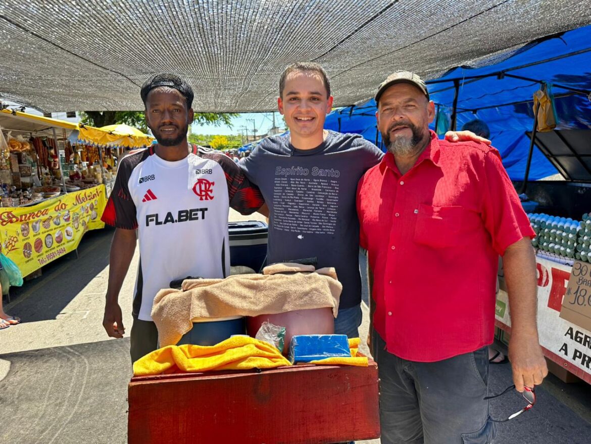 Pazolini visita feira tradicional de Nova Almeida e fortalece laços com a comunidade