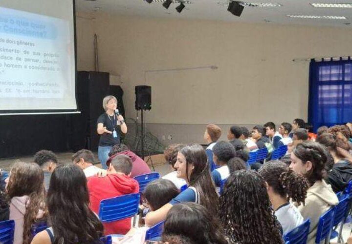 Estudantes recebem orientação do Procon sobre perigos das apostas online