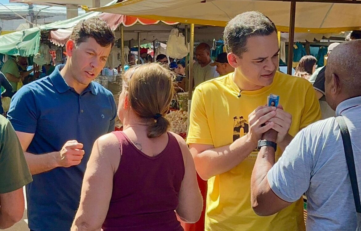 Pazolini e Arnaldinho visitam feira popular e reforçam diálogo com comerciantes