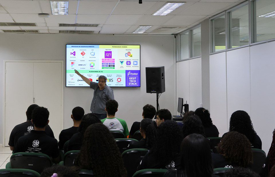Prodest apresenta tecnologias do governo digital a estudantes de Linhares