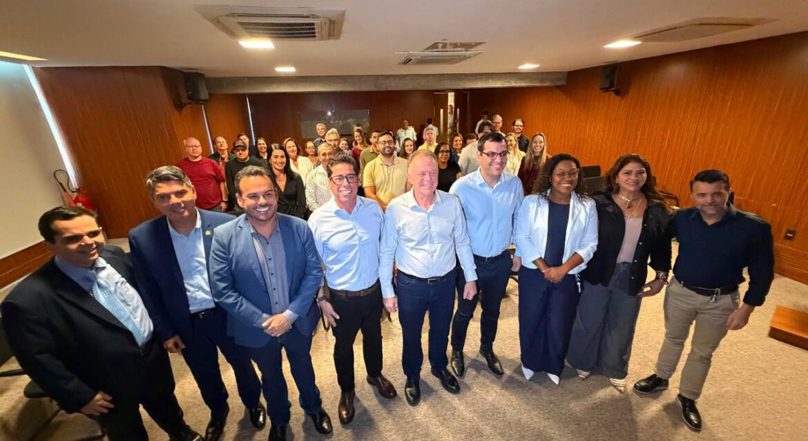 Marcelo Santos reúne pré-candidatos e mira bancada de até oito deputados estaduais pela federação